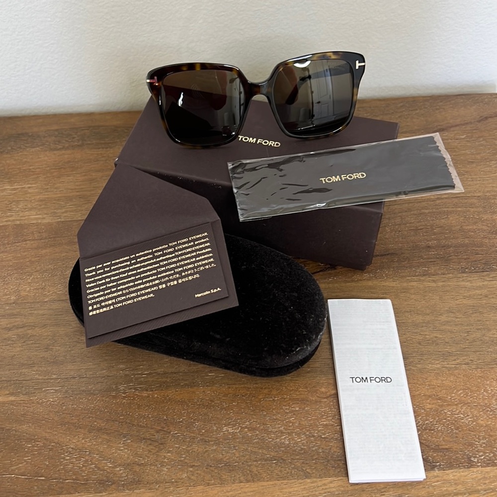 NWT. Tried on but NEVER USED. TOM FORD SUNGLASSES. oversized.
